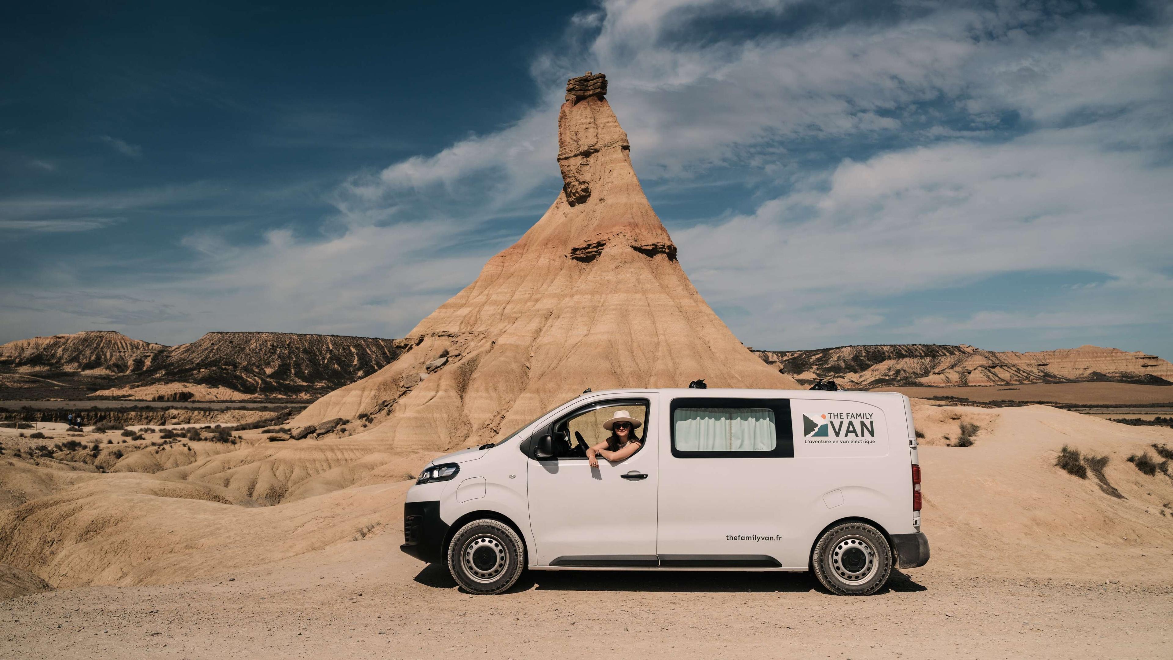 groupe devant un van